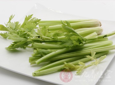 經(jīng)常食用芹菜對(duì)預(yù)防便秘和結(jié)腸癌有明顯效果