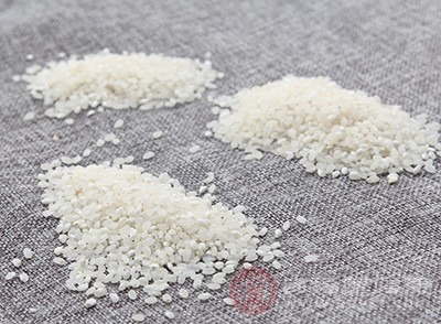 糙米保留米糠的全米，有丰富的纤维，也有吸水