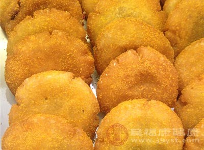 电饼铛打开倒油，油温放南瓜饼