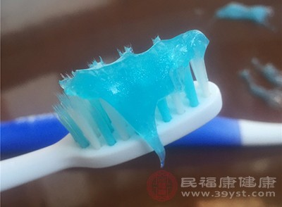 牙龈出血的原因 刷牙方式不对会引起这个问题