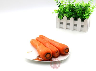 胡萝卜即红萝卜，日本人称作人参，含有维生素B、C