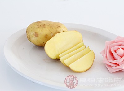 土豆两个蒸熟剥皮，用机器打成酱状