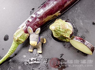 炒鍋倒油燒熱，倒入茄子翻炒到茄子變軟盛出