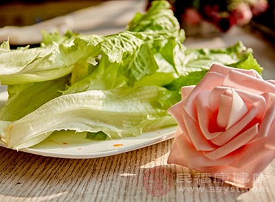 碗中墊上生菜葉，將炒好的香菇肉碎盛入其中