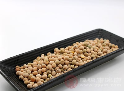 加入黄豆体积3倍的水并放入大料和桂皮