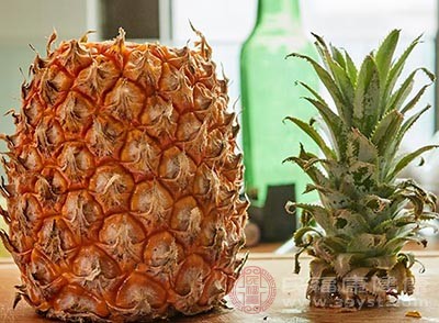 菠萝对半切开，在切面上划出长方形挖出果肉