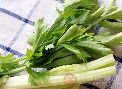 綠色食物，如菠菜、芹菜、綠蘆筍等