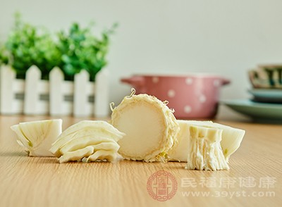 白菜根300克，生姜3片，红糖60克