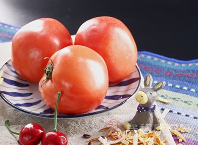 西红柿含有丰富的胡萝卜素，B、C、P族维生素