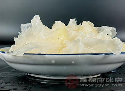 凉拌银耳主要以银耳、香菜等为材料制作而成