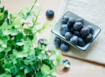 直接将蓝莓放到清水里浸泡五分钟，其间用手轻轻搅动几回，再用清水冲洗一下就可以直接象吃葡萄一样生吃了