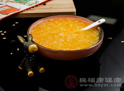 小米是黄色的，从味觉上来讲，小米味甘而咸