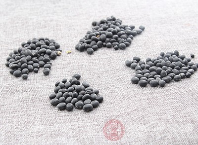 黑豆富含膳食纤维可以预防缓解便秘