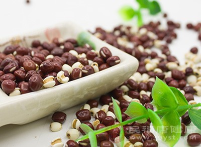 红豆有比较强大的抑菌功能，可以用于治疗痤疮等病症