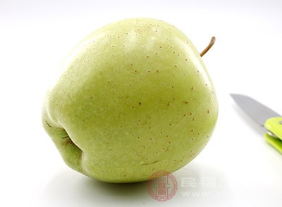 苹果中含有较多的钾，能与人体过剩的钠盐结合