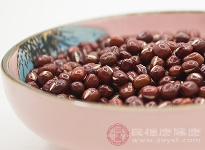  把紅豆洗凈后，加1/4茶匙的鹽， 用1500g水在鍋內(nèi)浸泡1小時左右