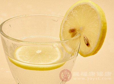 柠檬中的酸性物质含量很高，所以很酸。经常喝的话，酸性物质对肠胃造成刺激，导致胃酸含量升高，引起反胃恶心的症状，严重的还会引发胃溃疡或十二指肠溃疡