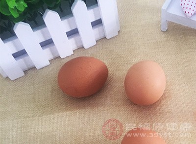 鸡蛋里的蛋白质和人体中蛋白质是非常相近的，所以食用鸡蛋可以使蛋白质更易被人体吸收，其中好的方式就是蒸鸡蛋或者是煮鸡蛋，这样的营养价值高，也会对人体产生较大的好处