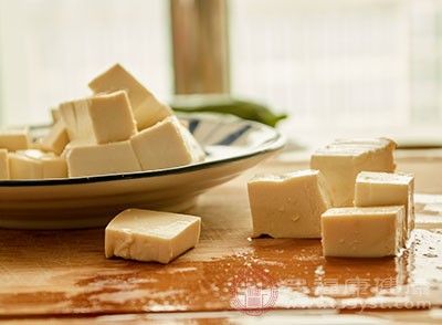豆腐用清水浸泡一下、沥干水、切成小三角形