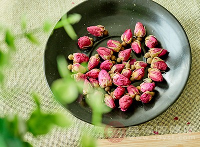 新鮮玫瑰花瓣12瓣，檸檬汁和蜂蜜各適量