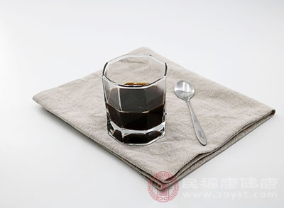 咖啡呈酸性并有摩擦功能