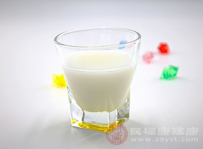 中医认为牛奶性平味甘，可以滋阴，有利于清热通便