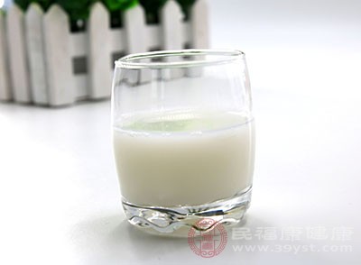 牛奶中的蛋白质、氨基酸和丰富的矿物质均有调节机体机能的作用