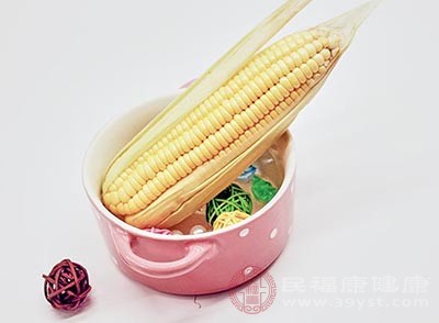 玉米含丰富的纤维素，可以刺激胃肠蠕动，防止便秘