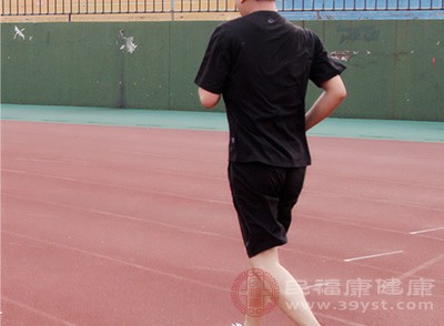 對(duì)于一些平時(shí)工作比較忙的上班族來說，好是選擇在晚上的時(shí)候來跑步