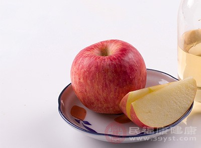 吃苹果可以减少我们血液中胆固醇的含量，增加我们的胆汁