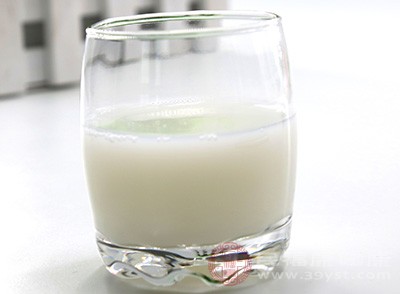 牛奶为碱性食物，可以能稀释胃酸、中和胃酸