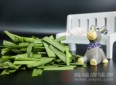 用長長的簽名把韭菜頭串起來