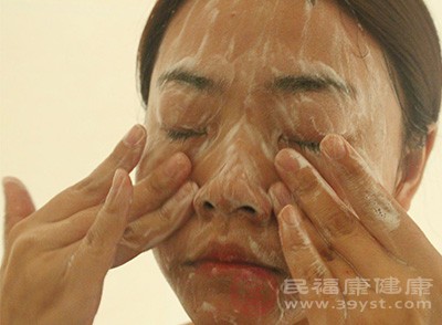 ,先把脸用清水打湿,然后用珍珠粉轻轻按摩脸部皮肤