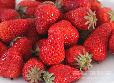 草莓是一种营养成分比较丰富的水果，它里面含有比较多的维生素C的成分