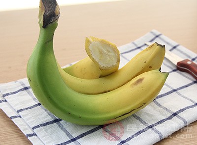 香蕉中含有一种比较特殊的化学物质，它能够在一定的程度上使得人体的脑部产生一种名叫羟色胺的物质