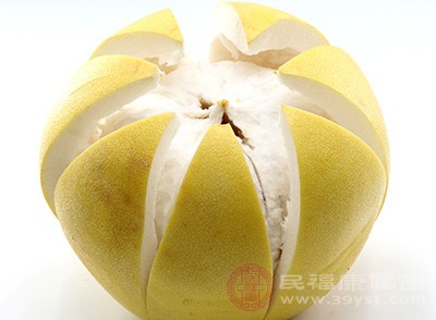 人们在生活中只品尝到了柚子的甜，但它甜中带有一点点的苦是人们不能够接受的