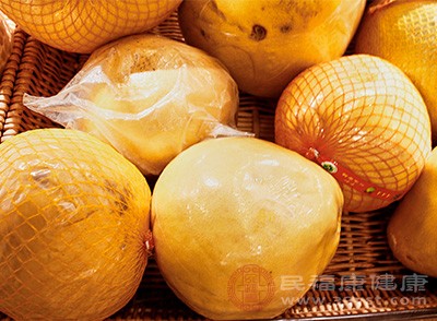 柚子中含有丰富的维生素C，而维生素C与蛋白质同食会形成不易被人体消化的结合物
