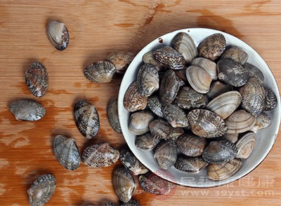 花甲本性寒涼，好在食用時(shí)避免與一些寒涼的食物共同食用