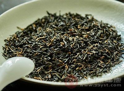 将适量红茶放入茶壶中，茶叶用量比清饮稍多些