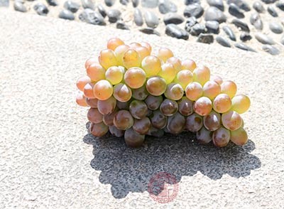 葡萄中含有白藜芦醇，可以防止细胞癌变