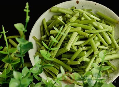 首先是将新鲜的茼蒿洗干净，然后沥干水放在一边备用