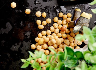 黄豆富含大豆卵磷脂，它是大脑的重要组成成分之一