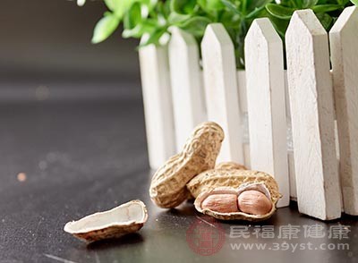 食材準(zhǔn)備花生1000克，鹽適量，香料50克