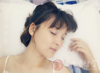 睡覺感覺往下掉 睡眠不正常多是這些因素所致