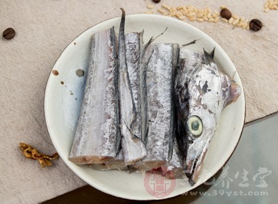 帶魚處理干凈，切段，加鹽、料酒拌勻，腌5分鐘