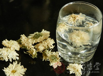 銀菊白芍飲即選用金銀花、菊花、白芍制成的