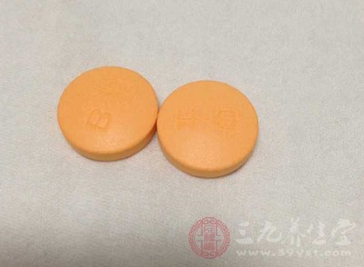 使用维生素C片治疗口苦症只是救急之法，治标不治本