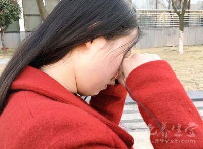 伴有畏光、灼热感，出现黏液样分泌物