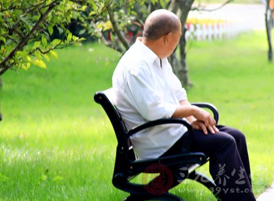 感觉出现障碍,表现为下肢出现麻木、刺痛、感觉减退 感觉出现障碍,表现为下肢出现麻木、刺痛、感觉减退