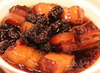 应少吃各种动物内脏、肥肉、奶油、蛋黄、鱼子酱、油炸食物等富含脂类的食物